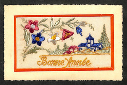 FANTAISIE - CARTE BRODÉE - BONNE ANNÉE - Paysage, Village, Clocher, Fleurs - Bestickt