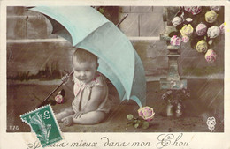 Un Beau Bébé Sous Son Parapluie Qui Serait Mieux Dans Son Chou - Baby's