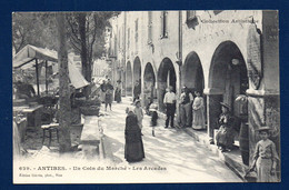 06. Antibes. Un Coin Du Marché. Les Arcades. Magasin De Vins Français Et Italiens. - Antibes - Altstadt