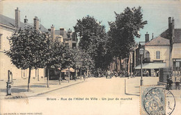 Briare        45          Rue De L'Hôtel De Ville. Jour De Marché        (voir Scan) - Briare