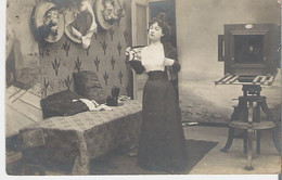 EROTISME - CHAMBRE PHOTOGRAPHIQUE. Carte Photo Voyagée En 1905 Jeune Femme Se Déshabillant Devant Appareil Photo - Photographs