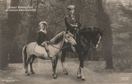 CARTE POSTALE PHOTO ORIGINALE ANCIENNE : LE PRINCE FRIEDRICH WIHELM  ET SON ALTESTE SOHN A CHEVAL EN 1908 ALLEMAGNE - Königshäuser