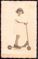 VIEILLE CARTE PHOTO * FILLE SUR TROTTINETTE - PATINETTE - GIRL ON EARLY KICK SCOOTER * - Andere & Zonder Classificatie