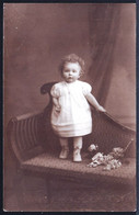 VIEILLE CARTE PHOTO * PETITE FILLE MIGNONNE SUR BANQUETTE VICTORIEN * LITTLE GIRL - MODE - Anciennes (Av. 1900)