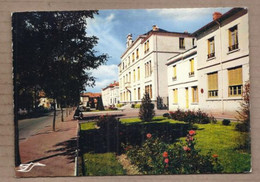 CPSM 69 - VAULX EN VELIN - Vaulx-en-Velin - La Mairie , L'école De Filles Et La Poste TB PLAN CENTRE VILLAGE - Vaux-en-Velin
