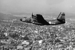 BREGUET 941S Survolant La Ville De Reims Dans Les Années 1970 - Fliegerei