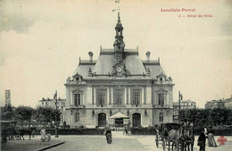 Levallois Perret * La Place De L'hôtel De Ville * Attelage - Levallois Perret