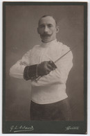 PHOTO SUR SUPPORT CARTON - ATELIER G. LARLAUD GENEVE : ESCRIME - BRETTEUR AVEC FLEURET - ESCRIMEUR VERS 1900 - 3 SCANS - - Sports