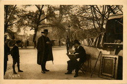 Paris * 5ème * Bouquiniste Du Quai De La Tournelle * Le Chansonnier Montmartrois ALATHENE Flanant Chez Les Bouquinistes - The River Seine And Its Banks