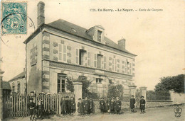 Le Noyer * Façade De L'école Des Garçons * Enfant Villageois - Autres & Non Classés