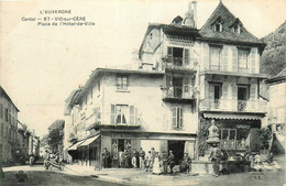 Vic Sur Cère * La Place De L'hôtel De Ville * Commerce Magasin Léon Rispal - Otros & Sin Clasificación