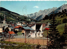 La Clusaz * Vue Générale Du Village Et Du Téléphérique De Beauregard * Court De Tennis - La Clusaz