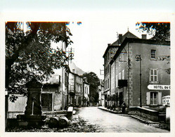 Molompize * Vue Sur La Grand Rue Et La Fontaine * Hôtel - Andere & Zonder Classificatie