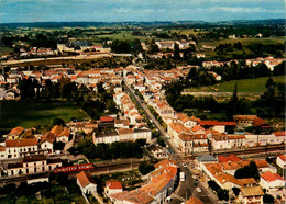 Chalais * Vue Aérienne Sur Le Passage à Niveau Et Avenue De La Gare * Ligne Chemin De Fer - Andere & Zonder Classificatie