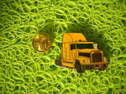 8677      PINS  Pin's   CAMION   TRACTEUR Semi Jaune    Transports - Transportation