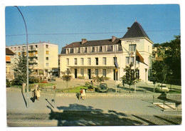 VILLENEUVE SAINT GEORGES -- L'Hôtel De Ville ( Voitures Et Petite Animation ).....à Saisir - Villeneuve Saint Georges