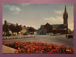 22   CPSM  LANVOLLON   La Place De L’Eglise    Voitures…     Très Bon état - Lanvollon