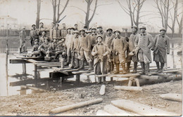 Carte Photo Groupe De Militaire Années 20 Sur Un Ponton - Regiments