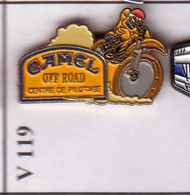 V119 Pin's CAMEL MOTO TABAC Rallye Paris Dakar ? Off Road Centre De Pilotage Achat Immédiat - Motos