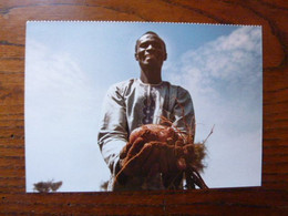 Niger. Un Agriculteur Heureux Récolte Le Fruit De Sa Terre - Niger