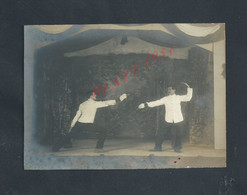 MILITARIA PHOTO ORIGINALE MILITAIRE DE 13,5X9,5 SOLDATS ESCRIMEURS ESCRIME  SCÉNE DANS UN  THEATRE  : - Fencing