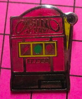 822 Pin's Pins / Beau Et Rare / THEME JEUX / MACHINE A SOUS CASINO BANDIT MANCHOT - Jeux