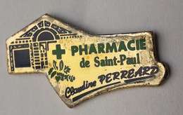 R107 Pin's MEDICAL PHARMACIE DE SAINT PAUL Ile De La Réunion Claudine PERREARD Achat Immédiat - Médical