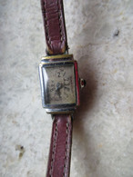 Montre Ancienne Mécanique Femme Fond Acier Art Déco Cadran 1 Cm Sur 2 Cm Chiffre Un Peu Effacé - Fonctionne - Montres Publicitaires