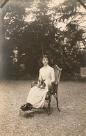 Luchon - Carte Photo - Femme Et Son Petit Chien Dans Le Parc - Mode - Photo Art Moderne - Luchon