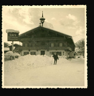 Orig. Foto 1957 Dame Vor Dem Cafe Restaurant Kaiserblick Tirol Bzw. Bauernhof  In St. Johann Tirol - St. Johann In Tirol