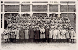 Carte Photo Soldats  - Régiments - Militaires Au Camp - - Regiments