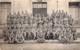 Carte Photo Soldats  - Régiments - Militaires Au Camp - Reggimenti