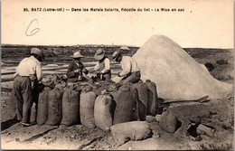 44 BATZ - Dans Les Marais Salants - Récolte Du Sel - La Mise En Sac - Batz-sur-Mer (Bourg De B.)