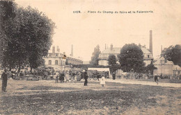 Gien       45      Place Du Champ De Foire Et La Faïencerie     (voir Scan) - Gien