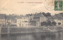 Gien       45      Le Quai De La République      (voir Scan) - Gien