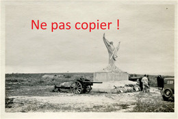 PHOTO FRANCAISE - VISITE DU CHAMP DE BATAILLE - LE MONUMENT DU MORT HOMME A CHATTANCOURT MEUSE 1930 - GUERRE 1914 - 1918 - 1914-18