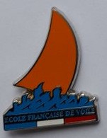 Pin's  Tricolore  Bateau, ECOLE  FRANÇAISE  DE  VOILE  Signé  DECAT - PARIS - Sailing, Yachting