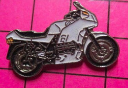 413F Pin's Pins / Beau Et Rare / THEME MOTOS / GROSSE MOTO ROUTIERE NOIRE ET BLANCHE - Motos