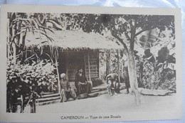 Delcampe - CPA Afrique Cameroun Douala Type De Case Femmes Famille 1910-1920 Animée - Kamerun