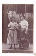 Devanture Portrait Deux Femmes Travailleuses Personnel ?  Carte Photo - Photos