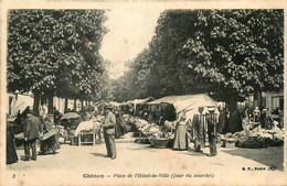 Chinon * La Place De L'hôtel De Ville Un Jour De Marché * Marchands Foire - Chinon