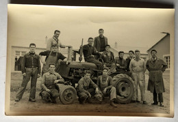 Photographie Ancienne école R. M. A. Caen 1958 Tracteur Farmall Club Giset Jean Belin Marcel Cantrel Jean Apprentis ?? - Identifizierten Personen