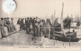 29 - Carte Postale Ancienne De  DOUARNENEZ  Le Mole    Arrivée Des Bateaux Sardiniers - Douarnenez