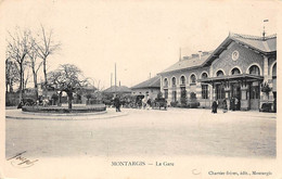 Montargis            45        Vue Extérieure De La Gare   - Calèches -   3  (voir Scan) - Montargis