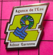 922 Pin's Pins / Beau Et Rare / THEME ADMINISTRATIONS / AGENCE DE L'EAU ADOUR GARONNE Au Pays Du Pinard !! - Administrations