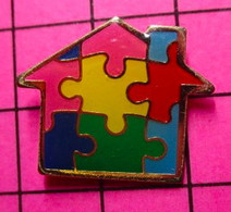 2517 Pin's Pins / Beau Et Rare / THEME JEUX / PUZZLE EN FORME DE MAISON - Jeux