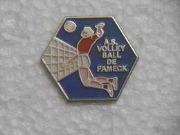 Pin's Sports - A.S. VOLLEYBALL De FAMECK - Pin Badge Volley Ball 57 MOSELLE - Volleyball