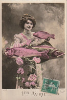 1er AVRIL . -  Carte-Photo D'une Jeune Femme Tenant De Gros Poissons. Ed. CIRCE - 1er Avril - Poisson D'avril