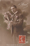 1er AVRIL . -  Carte-Photo D'un Jeune Homme Tenant Un Gros Poisson Et Des Marguerites. Ed. REX - 1er Avril - Poisson D'avril