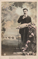 1er AVRIL . -  Photo- Montage D'un Homme Distingué Posant Avec Un  Poisson Et Des Fleurs - 1er Avril - Poisson D'avril